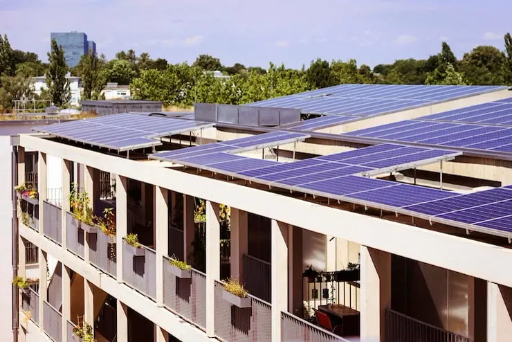 Placas solares en la azotea de un edificio de viviendas