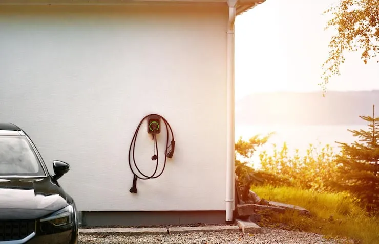 Cargador de coche eléctrico montado en la pared de una casa