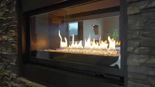 Chimenea encendida en un hotel