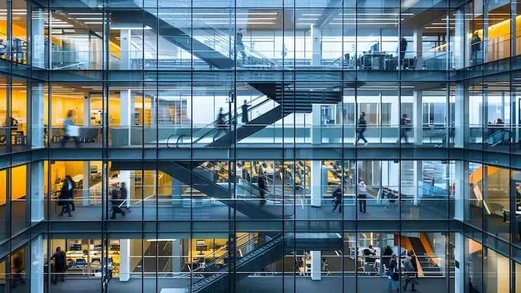 Edificio de oficinas con fachada de vidrio