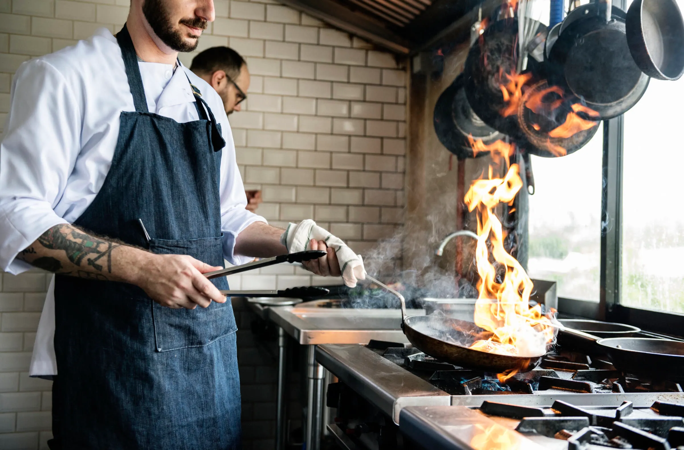 Cocina de restaurante con fogones de gas
